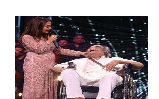 Neha Kakkar offers financial help of Rs 5 lakh to veteran lyricist Santosh..